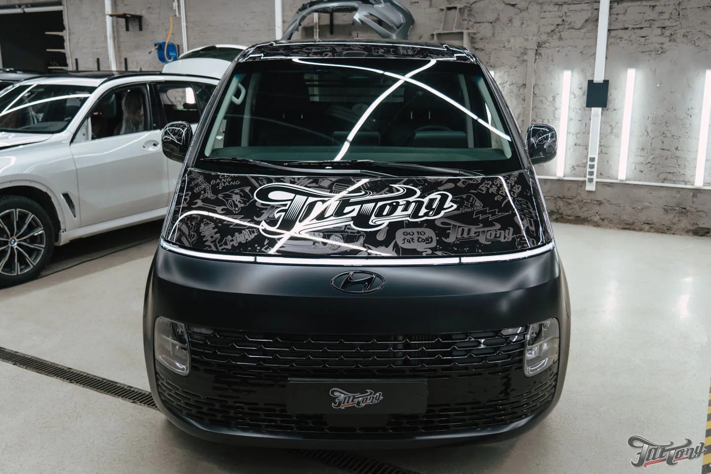 Разработали и реализовали дизайн-проект для Hyundai Staria, нового рабочего автомобиля Fat Tony! Результат работ